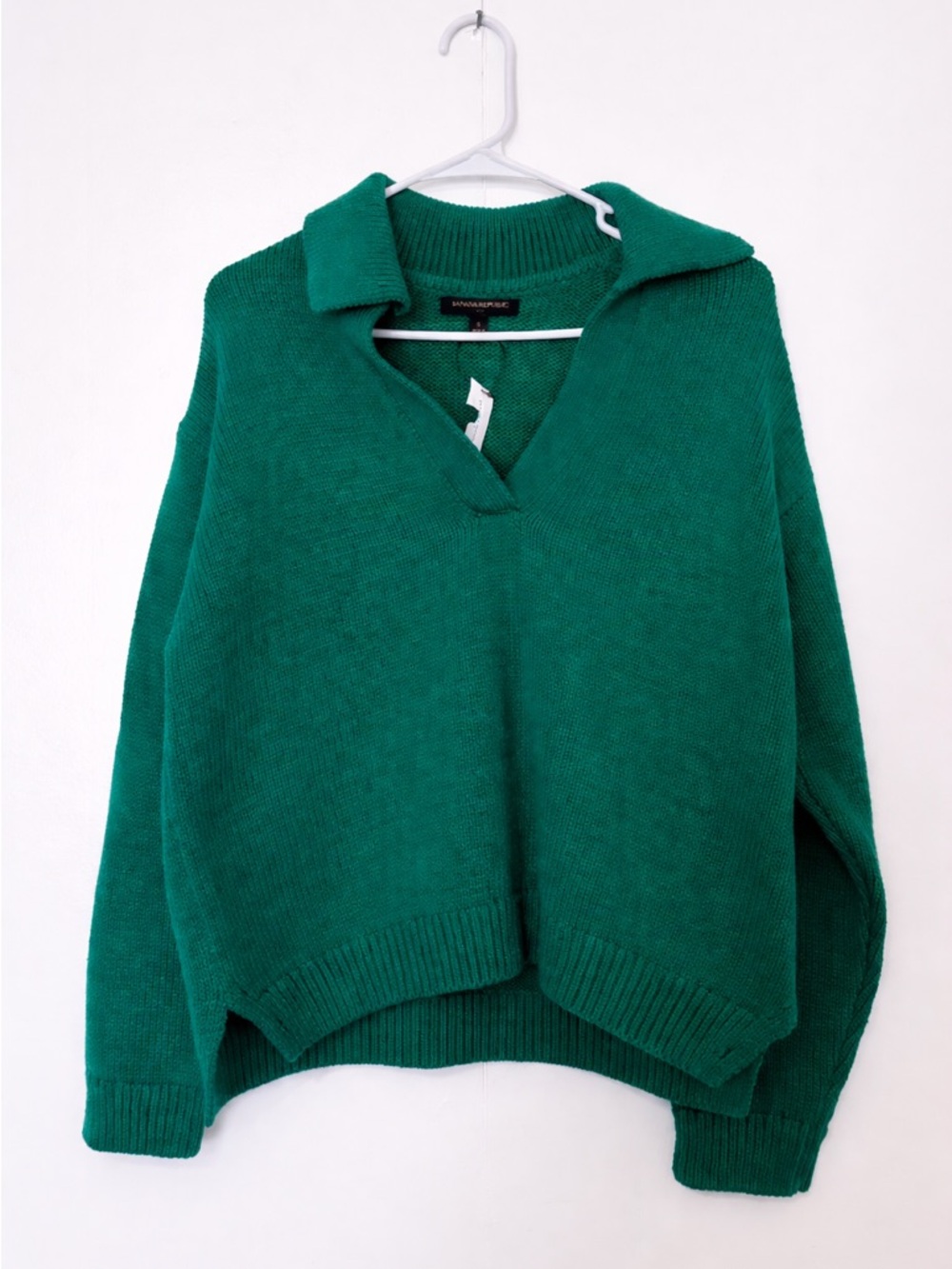 Banana Republic Emerald Green V-Neck Collar Sweater - Picture 2 of 3